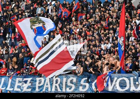 I fan del PSG incoraggiano la squadra durante la partita di calcio D1 Arkema del campionato femminile francese tra Parigi Saint-Germain e l'Olympique Marseille il 18 gennaio 2020 allo stadio Jean Bouin di Parigi, Francia - Foto Melanie Laurent/ A2M Sport Consulting / DPPI Foto Stock