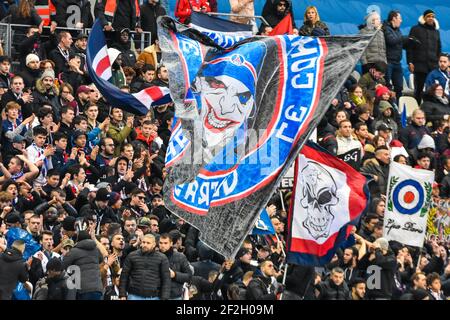 I fan del PSG incoraggiano la squadra durante la partita di calcio D1 Arkema del campionato francese delle donne tra Parigi Saint-Germain e l'Olympique Marseille il 18 gennaio 2020 allo stadio Jean Bouin di Parigi, Francia - Foto Antoine Massinon / A2M Sport Consulting / DPPI Foto Stock