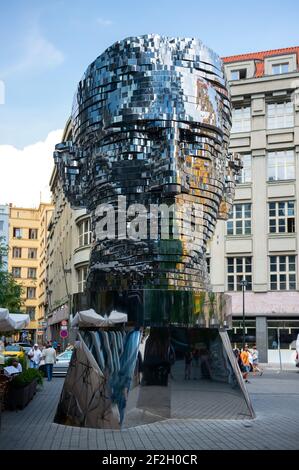 Praga, Repubblica Ceca - 2 agosto 2018: Statua girevole della testa di Franz Kafka a Praga. Statua moderna del famoso scrittore Foto Stock