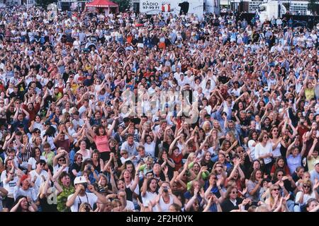 Grande pubblico entusiasta di una radio 1 Roadshow presentata da Simon Mayo. Skegness, Lincolnshire, Inghilterra, Regno Unito. 29 luglio 1996 Foto Stock