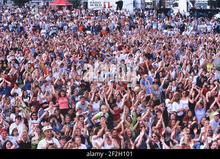 Grande pubblico entusiasta di una radio 1 Roadshow presentata da Simon Mayo. Skegness, Lincolnshire, Inghilterra, Regno Unito. 29 luglio 1996 Foto Stock