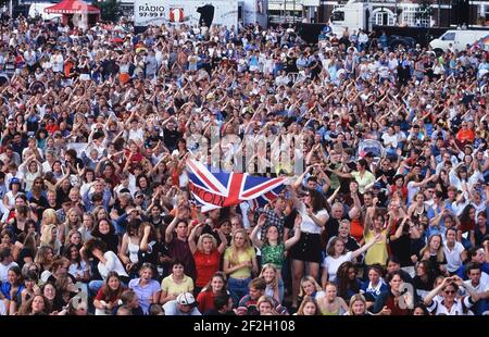 Grande pubblico entusiasta di una radio 1 Roadshow presentata da Simon Mayo. Skegness, Lincolnshire, Inghilterra, Regno Unito. 29 luglio 1996 Foto Stock