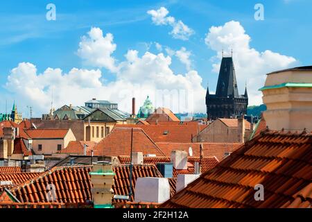 Vista sui tetti rossi e la Torre di Polvere e a Praga Foto Stock