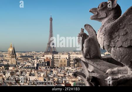 La Torre Eiffel e chimere cercando su Parigi, Francia Foto Stock