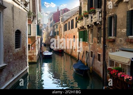 Calda giornata di sole sulla strada di estate a Venezia, Italia Foto Stock