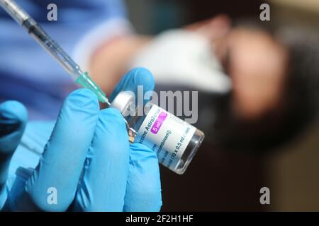 Wernigerode, Germania. 12 marzo 2021. Nel centro di vaccinazione regionale, viene preparata una siringa con il vaccino corona di AstraZeneca. A partire da oggi, insegnanti ed educatori vengono vaccinati a Wernigerode. Credit: Fahren/dpa-Zentralbild/ZB/dpa/Alamy Live News Foto Stock