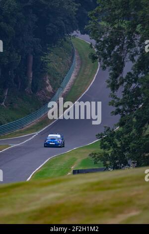 Un colpo di un'auto da corsa mentre si circuito una pista. Foto Stock