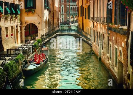 Bella stradina di Venezia nel giorno di estate, Italia Foto Stock