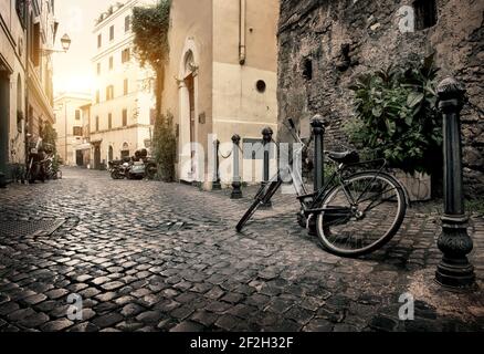 In bici sulla strada di Trastevere a Roma, Italia Foto Stock
