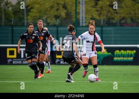 Jodie Taylor dell'Olympique Lyonnais e Marine Hauptais del FC Fleury combattono per la palla durante la partita di football dei campionati francesi delle Donne D1 Arkema tra il Fleury 91 FC e l'Olympique Lyonnais il 2 ottobre 2020 allo stadio Walter Felder di Fleury Merogis, Francia - Foto Melanie Laurent / A2M Sport Consulting / DPPI Foto Stock