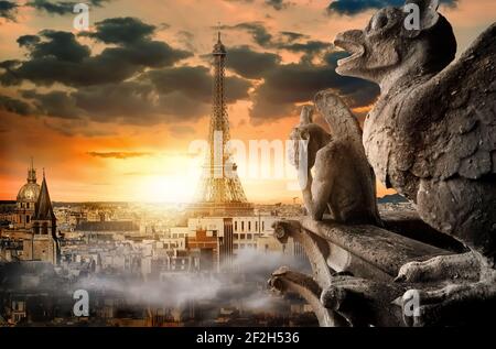 Cielo nuvoloso su Notre Dame di chimere e paesaggio urbano parigino, Francia Foto Stock