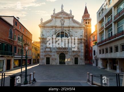 La facciata barocca della chiesa di San Moise Foto Stock