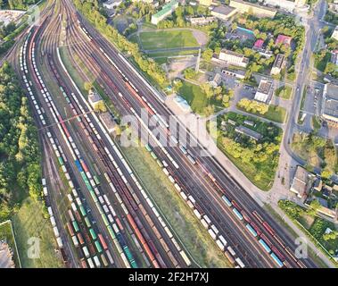 Tema del trasporto in treno. Stazione ferroviaria per la vista aerea del carico Foto Stock