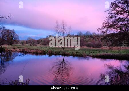 Tramonto sul fiume Wey a Godalming, Surrey, Regno Unito Foto Stock