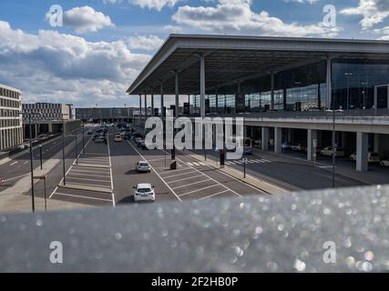 12 marzo 2021, Brandeburgo, Schönefeld: Terminal 1 dell'aeroporto della capitale Berlino Brandenburg "Willy Brandt" (BER). Nel pomeriggio si terrà una riunione del Consiglio di sorveglianza della Flughafen Berlin-Brandenburg GmbH. L'argomento principale sarà i futuri requisiti finanziari dell'azienda. La società di gestione conta sulla riduzione parziale del debito da parte degli stati di Berlino, Brandeburgo e governo federale. Foto: Patrick Pleul/dpa-Zentralbild/ZB Foto Stock