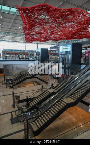 12 marzo 2021, Brandeburgo, Schönefeld: L'opera d'arte "Flying Carpet" di Pae White galleggia al Terminal 1 dell'aeroporto della capitale Berlino Brandenburg "Willy Brandt" (BER). Nel pomeriggio si terrà una riunione del consiglio di vigilanza della Flughafen Berlin-Brandenburg GmbH. L'argomento principale sarà i futuri requisiti finanziari dell'azienda. La società di gestione conta sulla riduzione parziale del debito da parte degli stati di Berlino, Brandeburgo e governo federale. Foto: Patrick Pleul/dpa-Zentralbild/dpa Foto Stock