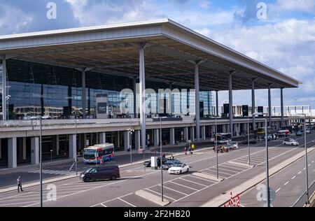 12 marzo 2021, Brandeburgo, Schönefeld: Terminal 1 dell'aeroporto della capitale Berlino Brandenburg "Willy Brandt" (BER). Nel pomeriggio si terrà una riunione del Consiglio di sorveglianza della Flughafen Berlin-Brandenburg GmbH. L'argomento principale sarà i futuri requisiti finanziari dell'azienda. La società di gestione conta sulla riduzione parziale del debito da parte degli stati di Berlino, Brandeburgo e governo federale. Foto: Patrick Pleul/dpa-Zentralbild/dpa Foto Stock