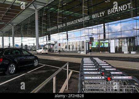 12 marzo 2021, Brandeburgo, Schönefeld: Terminal 1 dell'aeroporto della capitale Berlino Brandenburg "Willy Brandt" (BER). Nel pomeriggio si terrà una riunione del Consiglio di sorveglianza della Flughafen Berlin-Brandenburg GmbH. L'argomento principale sarà i futuri requisiti finanziari dell'azienda. La società di gestione conta sulla riduzione parziale del debito da parte degli stati di Berlino, Brandeburgo e governo federale. Foto: Patrick Pleul/dpa-Zentralbild/dpa Foto Stock