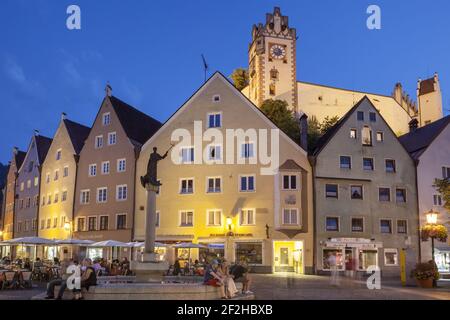 Geografia / viaggio, Germania, Baviera, Fuessen, zona pedonale nel centro storico con alto castello in, diritti aggiuntivi-clearance-Info-non-disponibile Foto Stock