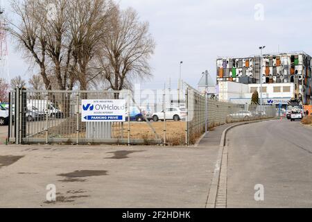 Milioni di siti web offline dopo il fuoco presso i servizi cloud francesi Azienda OVH Cloud a Strasburgo, Francia Foto Stock