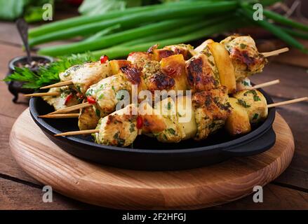 Spiedini di pollo con le fette di mele e peperoncino Foto Stock