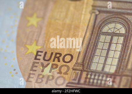 9 marzo 2021, una banconota da cinquanta euro in dettaglio con l'iscrizione in euro in diverse lingue. | utilizzo in tutto il mondo Foto Stock