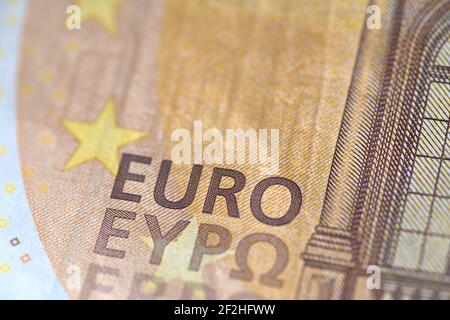9 marzo 2021, una banconota da cinquanta euro in dettaglio con l'iscrizione in euro in diverse lingue. | utilizzo in tutto il mondo Foto Stock