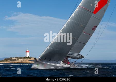 WILD OATS XI, di proprietà di Bob Oatley e scuppato da Mark Richards, Line Honor vincitore del Rolex Sydney 2013 a Hobart, arrivo al Cruising Yacht Club of Australia, Hobart in Tasmania, 28 dicembre 2013. Foto Andrea Francolini / DPPI Foto Stock