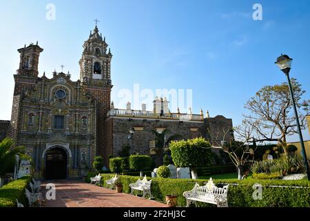 Vista esterna del Tempio messicano-barocco di San Francisco Acatepec con colorate piastrelle in ceramica Talavera a San Andrés Cholula Mexico. Foto Stock