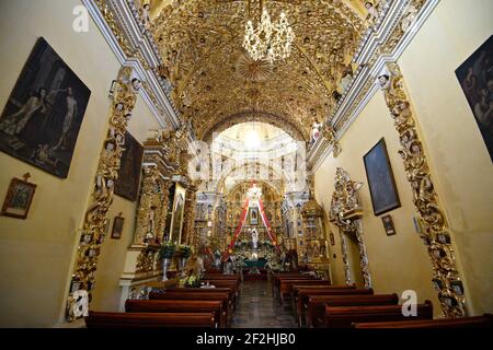 Vista interna con un altare in oro puro vestito del tempio messicano-barocco di San Francisco Acatepec a San Andrés Cholula, Puebla Messico. Foto Stock