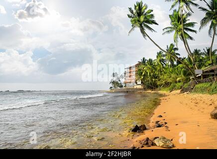 Evevning sulla spiaggia dell'Oceano Indiano in Colombo, Sri Lanka Foto Stock