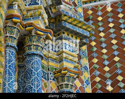 Estipites vista del tempio messicano-barocco di San Francisco Acatepec con colorato motivo di piastrelle in ceramica Talavera a San Andrés Cholula, Messico. Foto Stock