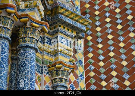 Estipites vista del tempio messicano-barocco di San Francisco Acatepec con colorato motivo di piastrelle in ceramica Talavera a San Andrés Cholula, Messico. Foto Stock