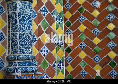 Vista sulla facciata del tempio messicano-barocco di San Francisco Acatepec con colorati motivi in ceramica Talavera a San Andrés Cholula, Puebla Messico. Foto Stock