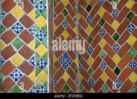 Vista sulla facciata del tempio messicano-barocco di San Francisco Acatepec con colorati motivi in ceramica Talavera a San Andrés Cholula, Puebla Messico. Foto Stock