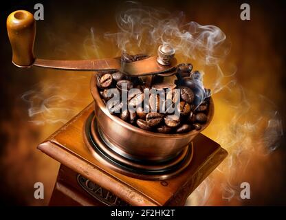 In legno antico caffè-mulino su uno sfondo arancione Foto Stock