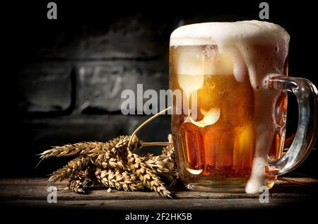 Birra Leggera o Birra Light e grano vicino a un muro di mattoni Foto Stock