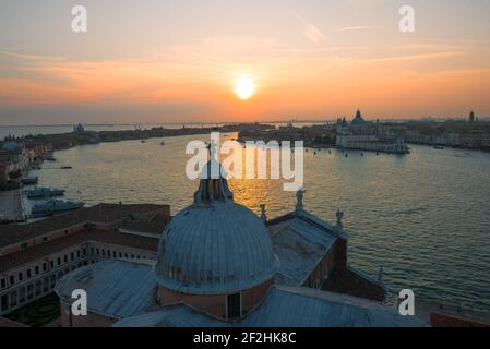 Luminoso tramonto di settembre su Venezia. Italia Foto Stock