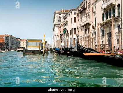 Gondole nero vicino alla fermata del vaporetto a Venezia Foto Stock