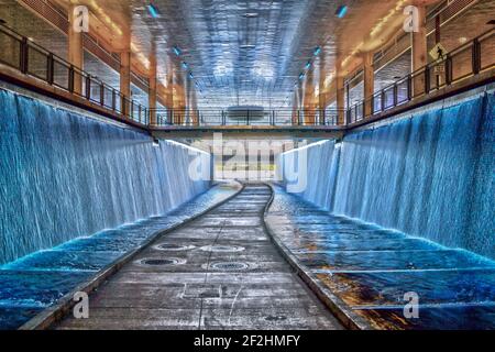 Il percorso e l'acqua sono sotto il David L Lawrence Centro congressi Foto Stock