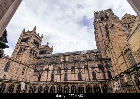 Durham Cattedrale vista dal chiostro Foto Stock