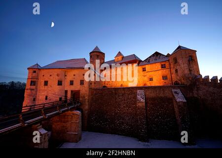 Germania, Baviera, alta Baviera, distretto di Altötting, Burghausen, castello, castello principale, di sera, illuminato, luna Foto Stock