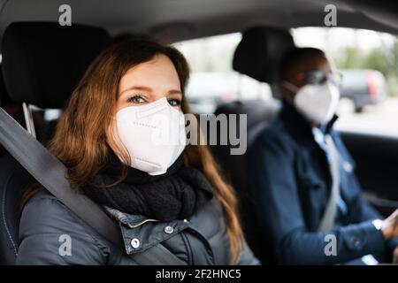 Servizio di trasporto in auto con piscina condivisa in maschera facciale Foto Stock