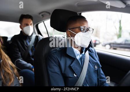 Servizio di trasporto in auto con piscina condivisa in maschera facciale Foto Stock