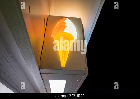 Un'immagine 3D in controluce di un cartello con il cono di un softserve e swirl icecream in un negozio di dolciumi. Sulla passerella a Rehoboth Beach, Delaware. Foto Stock