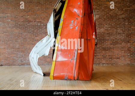 Una vista della scultura in metallo dipinto a gomito di John Chamberlain, Luftschloss. Presso il museo d'arte e la fondazione dia Beacon a New York. Foto Stock