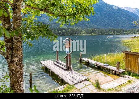 Ormeggio barche, Hintersee, Ramsau, nella parte posteriore Hochkalter, Berchtesgaden, Alpi Berchtesgaden, Parco Nazionale Berchtesgaden, Berchtesgadener Land, Alta Baviera, Baviera, Germania, Europa Foto Stock