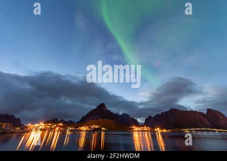 Aurora Borealis, aurora boreale a Reine, Lofoten, Norvegia Foto Stock