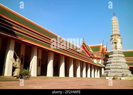 Chiostro del Tempio di Wat Pho con la Pagoda di Phra Prang e la Statua Cinese del Guardiano usata come pietre di Ballast sulle navi, Città Vecchia di Bangkok, Thailandia Foto Stock