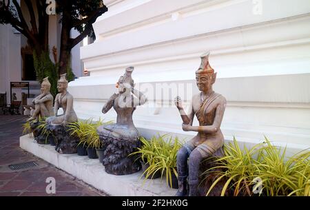 Alcuni di molti Reusi Danton Status raffigurante Yogi in varie posizioni nel Tempio di Wat Pho, il Centro per il Massaggio tradizionale Tailandese, Bangkok, Thailandia Foto Stock